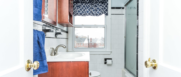 bathroom of parkville home for sale