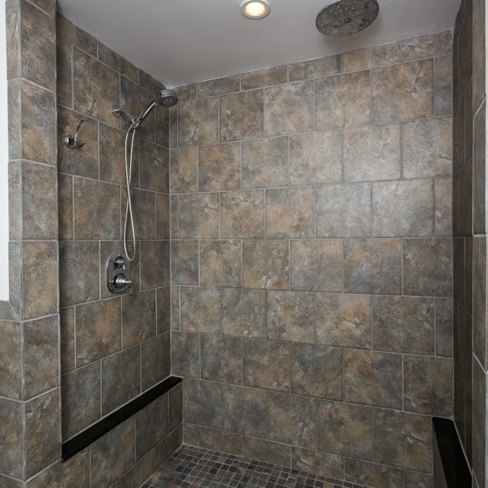 3100 Hiss Avenue shower