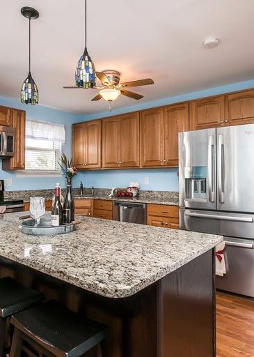3 Kintore Ct. kitchen with island