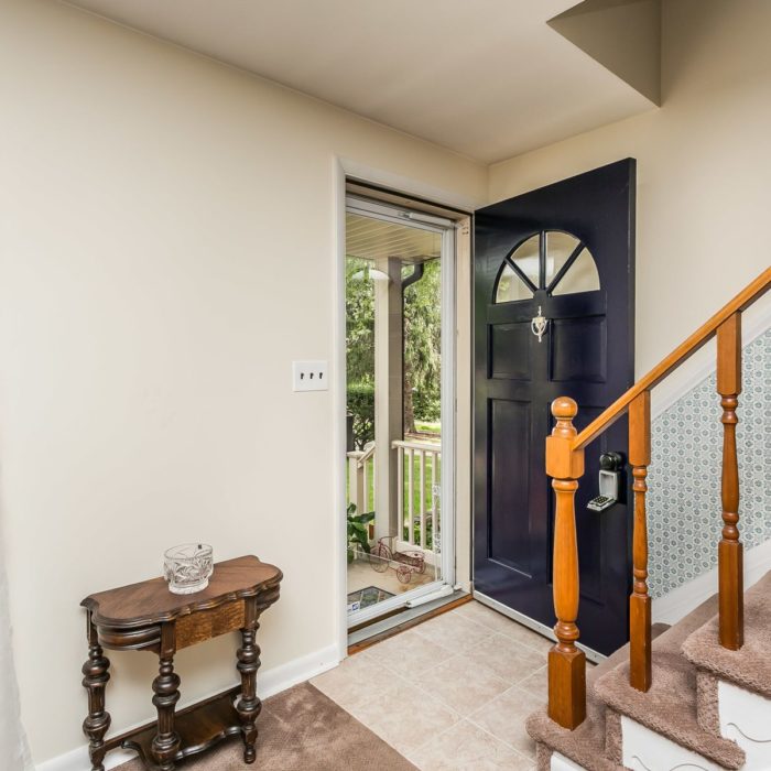 201 Janet Ct. entryway
