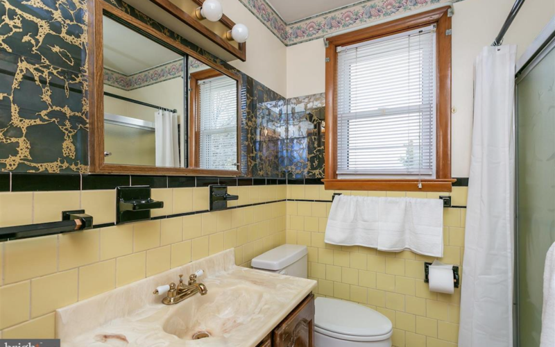 719 50th Street, bathroom with window