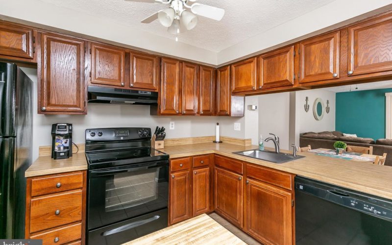 28 Stillwood Circle, kitchen with wooden cabinets
