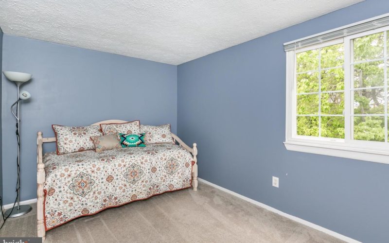 28 Stillwood Circle, bedroom with blue walls