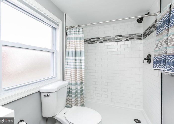 3039 Fleetwood Avenue, bathroom with white tile