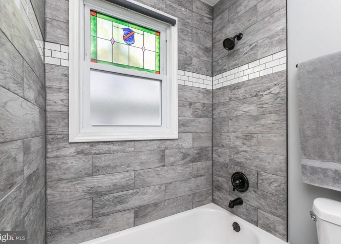 3039 Fleetwood Avenue bathroom tile and stained glass window