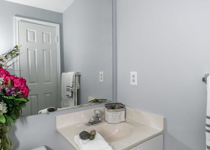 25 Stablemere Ct., powder room