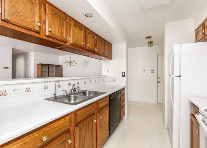 15 Willow Path Court, large galley kitchen
