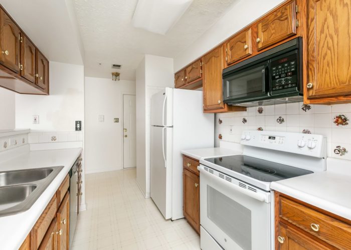15 Willow Path Court, galley kitchen with appliances