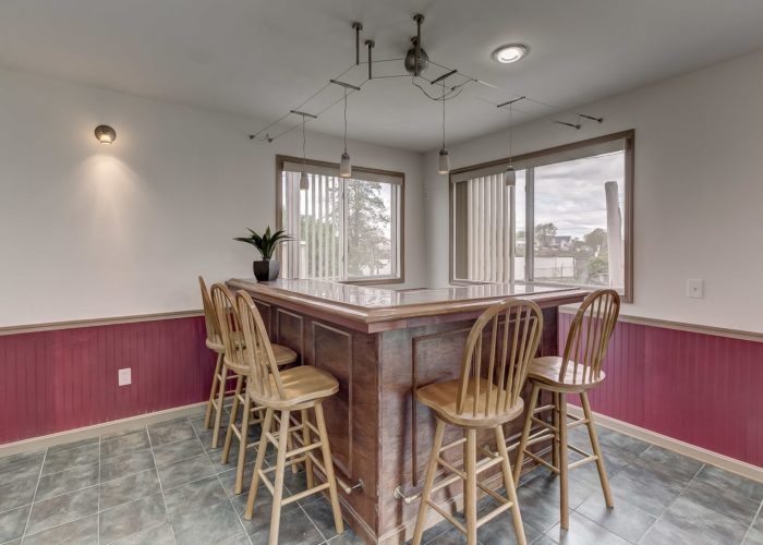 8134 Bullneck Road, food counter with seats