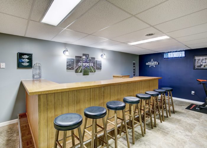 3 Hoff Court, basement bar with barstools