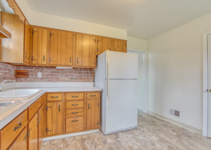 3306 Woodside Ave., kitchen appliances and cabinets