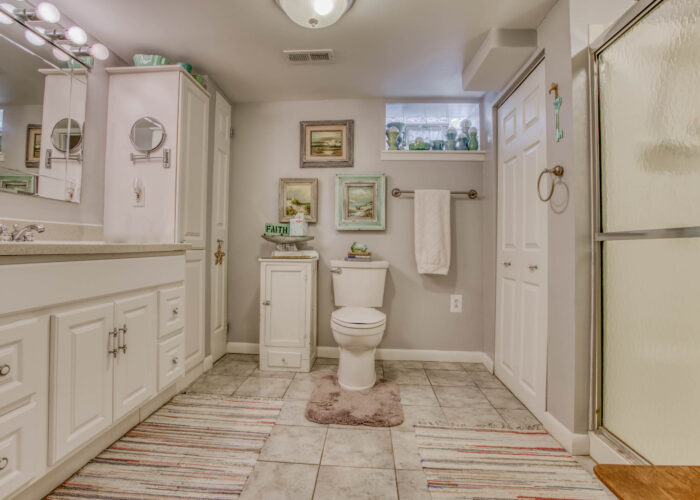 4247 Darleigh Road, bathroom with lots of space