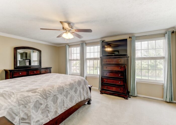 19 Redare Court, large bedroom with ceiling fan