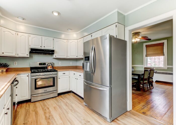 2821 Bauernwood Ave, stainless appliances