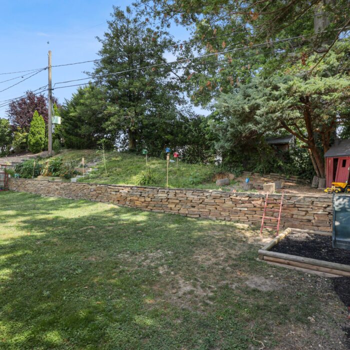 9646 Dundawan Road, garden area with wall
