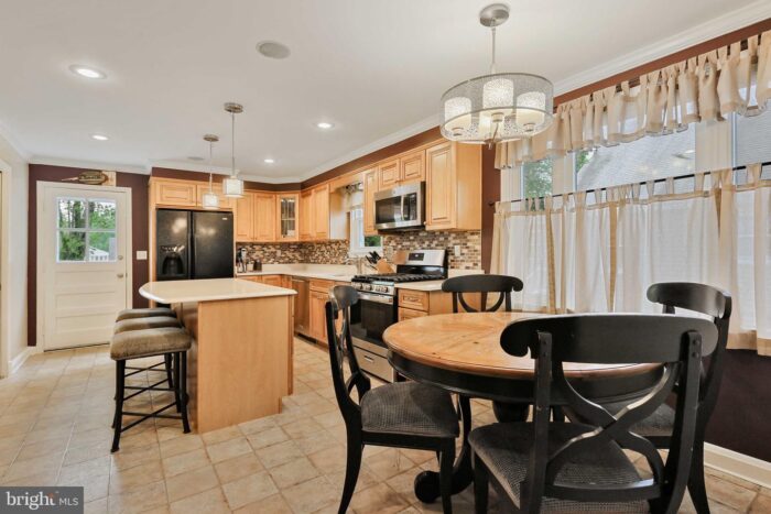 3338 Texas Ave, eat-in kitchen