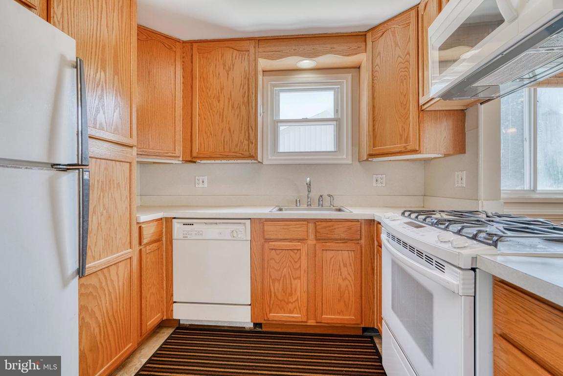 2830 Superior Ave., kitchen cabinets