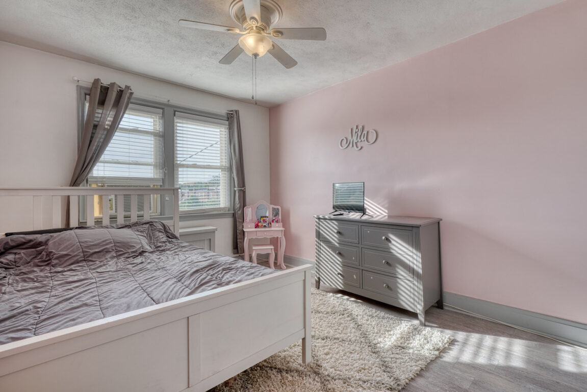 2482 Keyway, second bedroom with pink walls