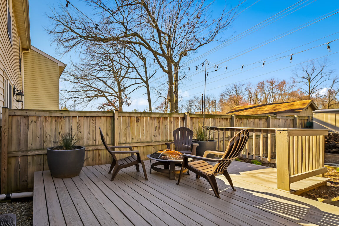 4 Knightsbridge Ct., deck and fence