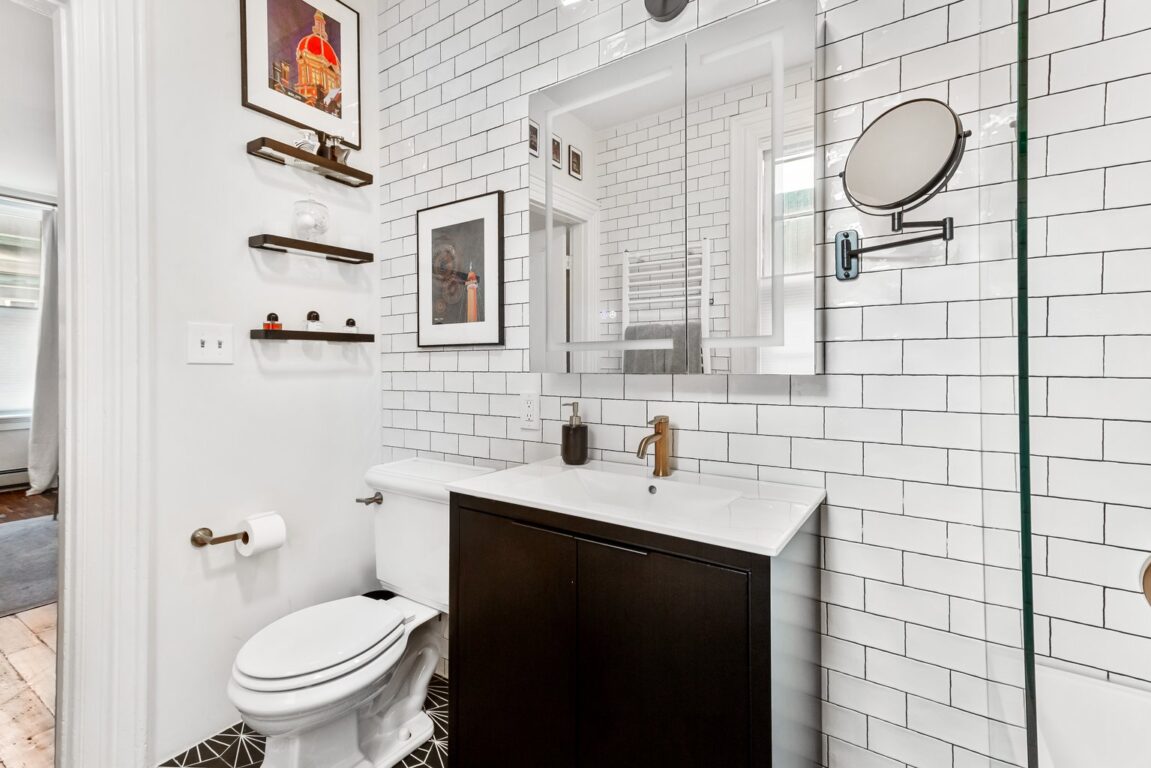15 W Chase St, bathroom with subway tile.