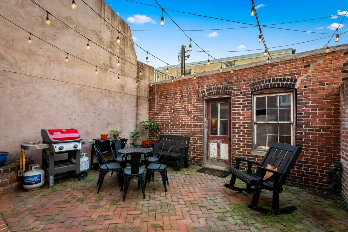 15 W Chase St, outdoor patio