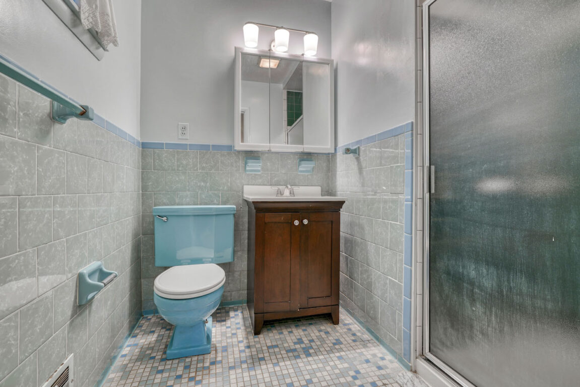 31 Millstone Road, blue bathroom.