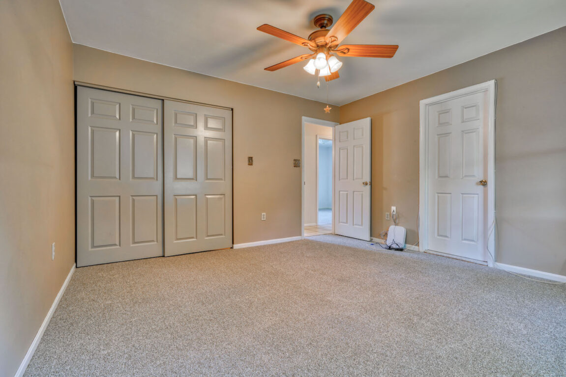 7512 Riddle Avenue, primary bedroom with ceiling fan.