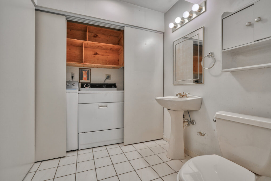7512 Riddle Avenue, lower level powder room